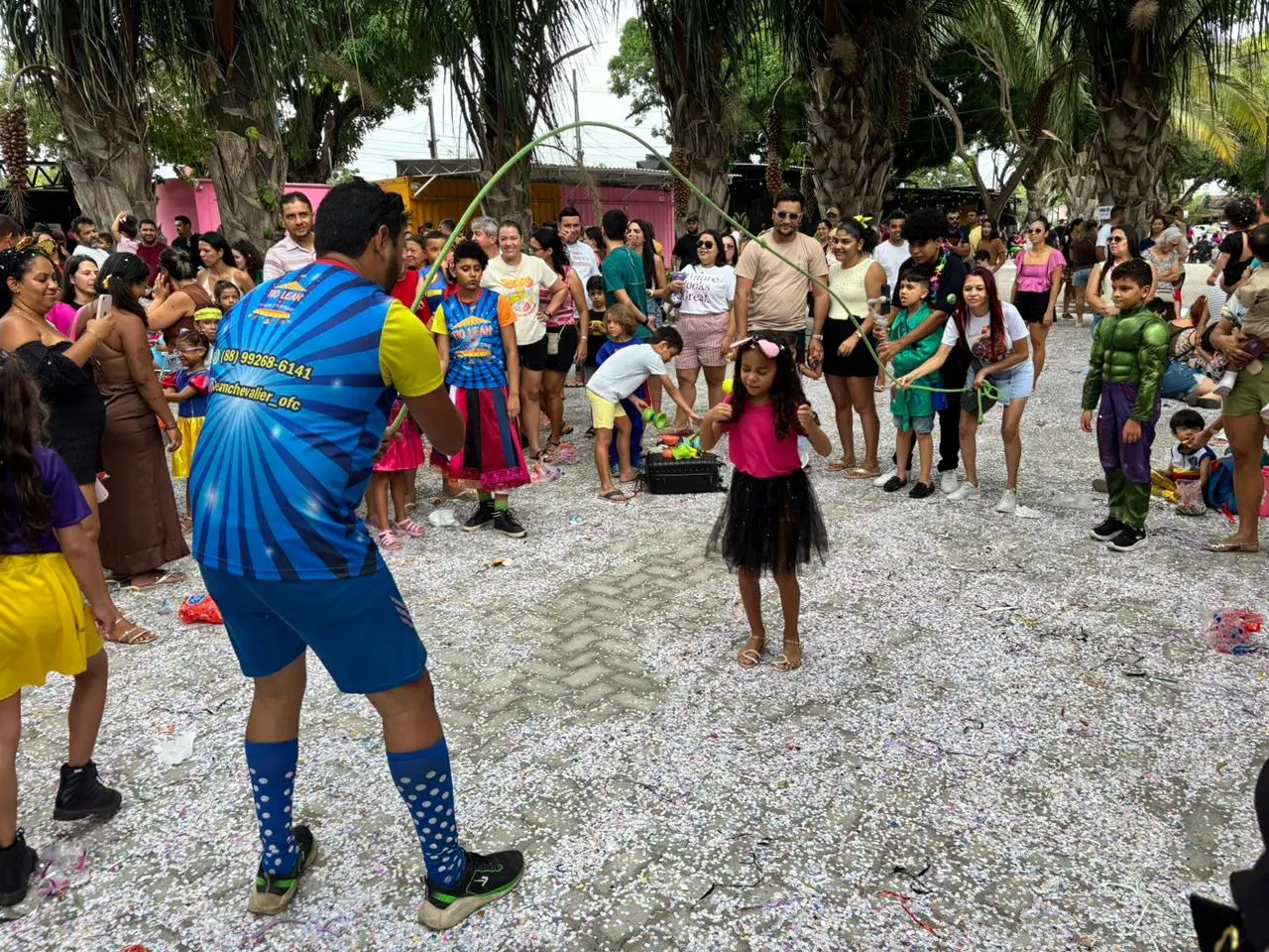 Crianças brincam em meio à folia.