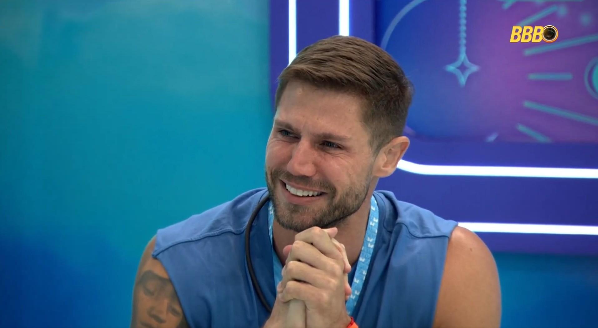 foto do participante Jonas durante almoço do anjo no BBB 26.