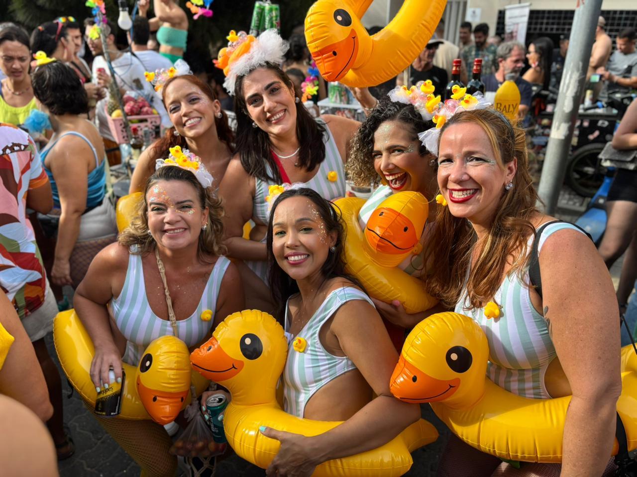 A arquiteta Lívia Siqueira escolheu, com as amigas, a fantasia de pata.