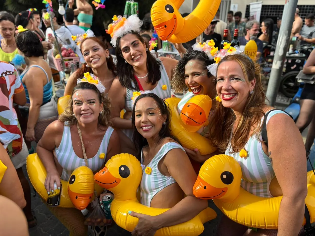 A arquiteta Lívia Siqueira escolheu, com as amigas, a fantasia de pata.