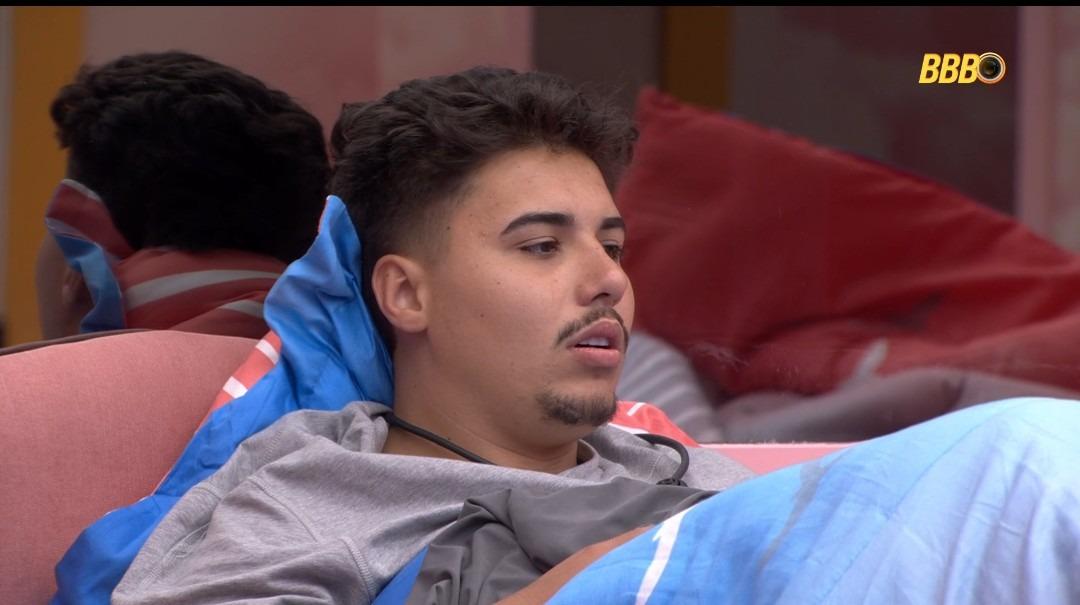 Pedro quando ainda estava na casa deitado na cama.