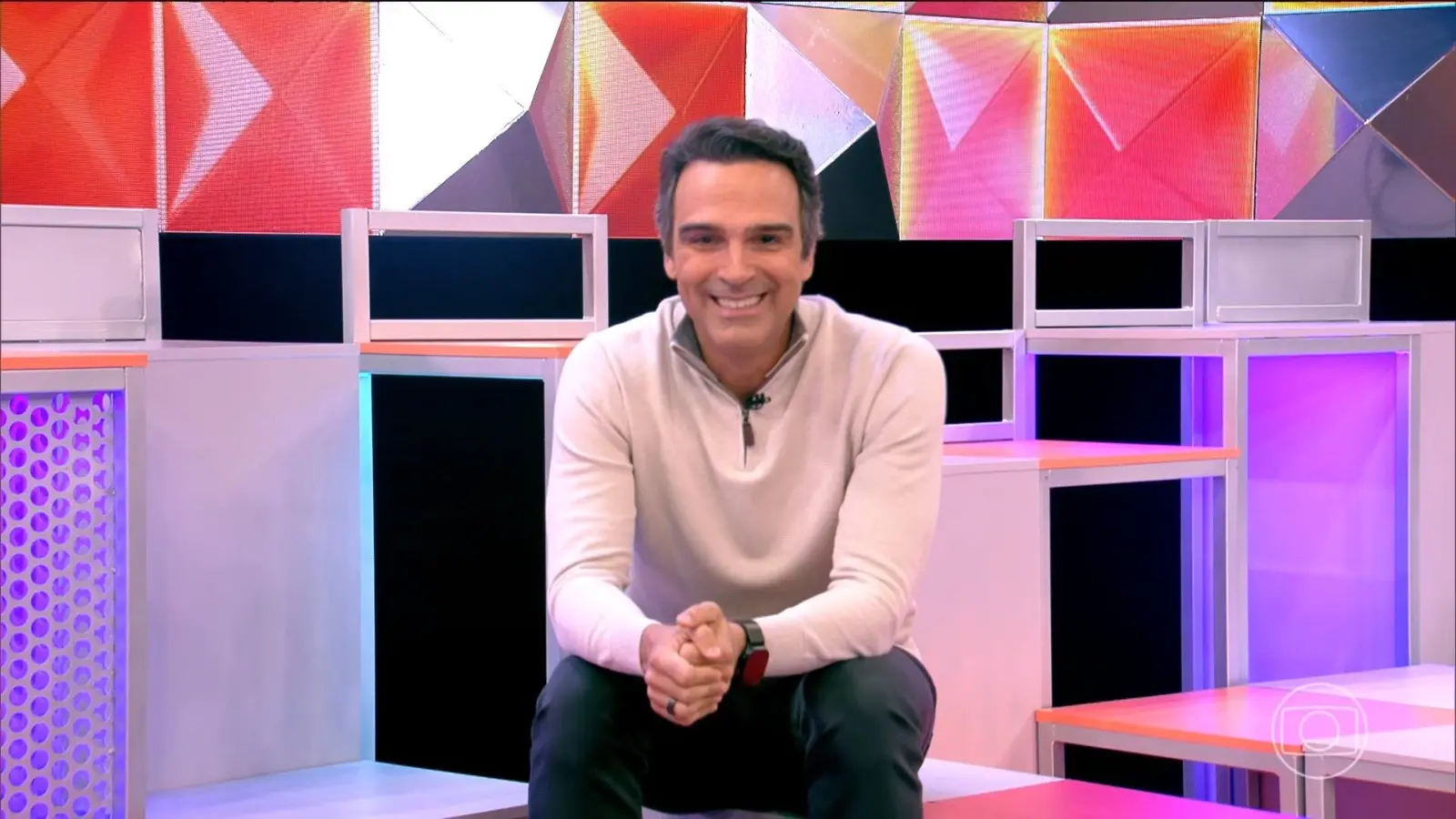 Tadeu Schmidt apresentando o reality.