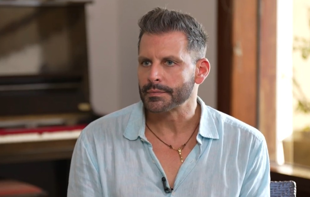 Foto que contém o ator Henri Castelli, ex-BBB 26.