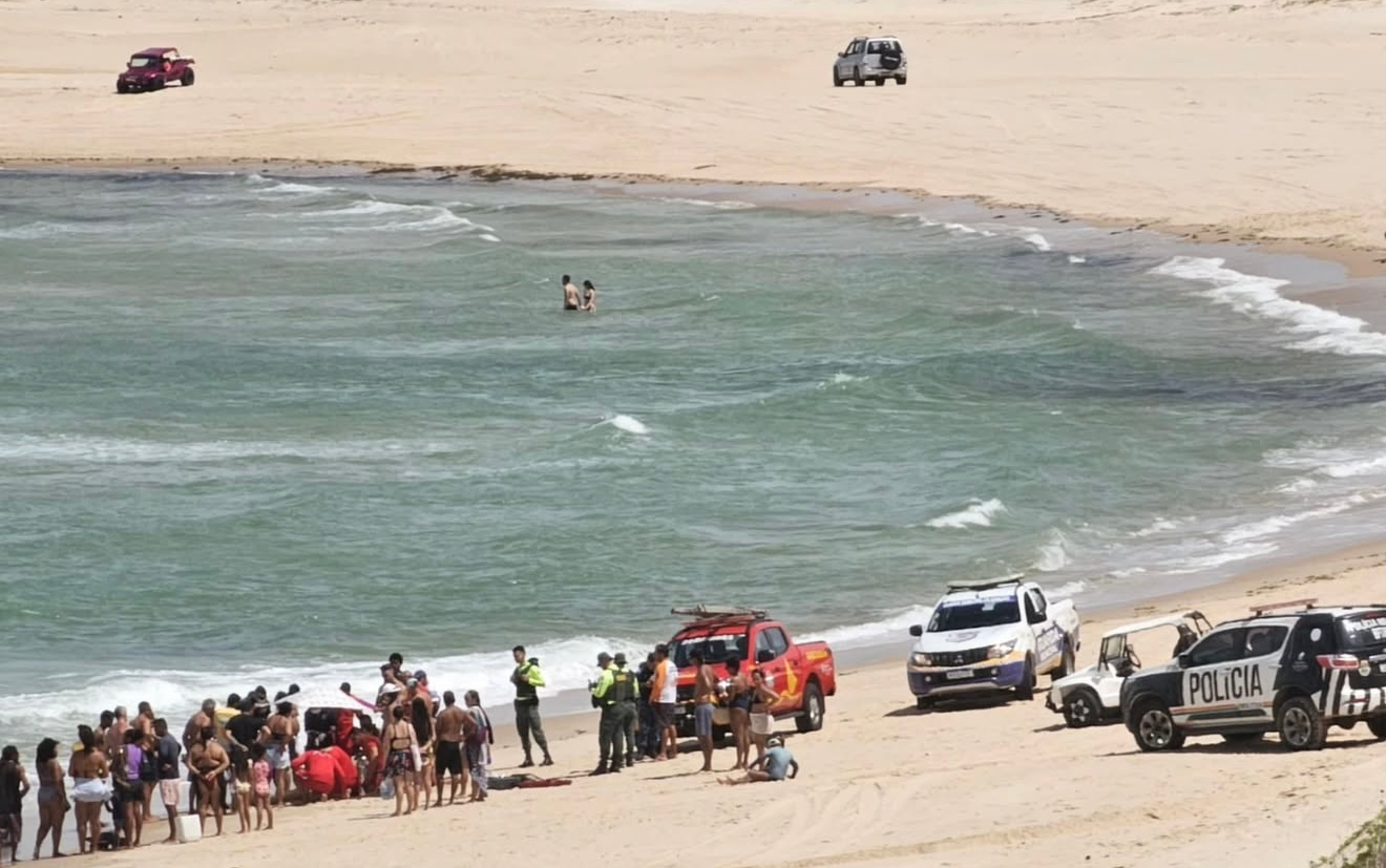 Bombeiros atendendo ocorrência de afogamento em Canoa Quebrada.