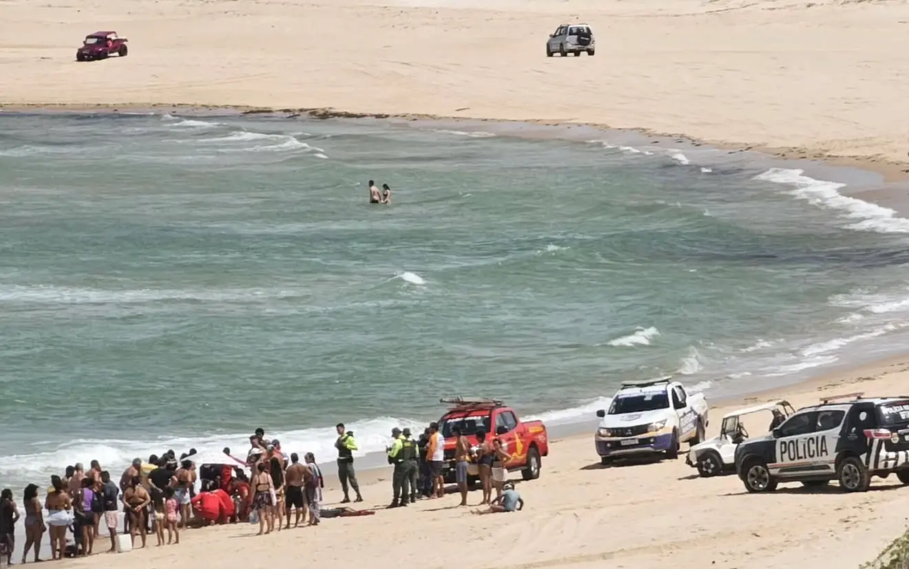 Bombeiros atendendo ocorrência de afogamento em Canoa Quebrada.