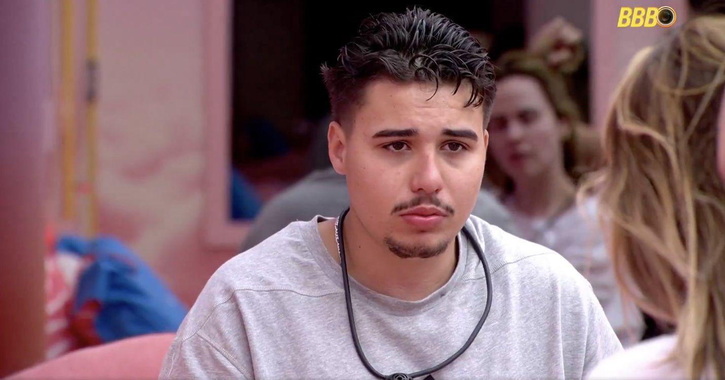 Pedro apertou o botão para sair do BBB 26 após tentar beijar Jordana na despensa. 