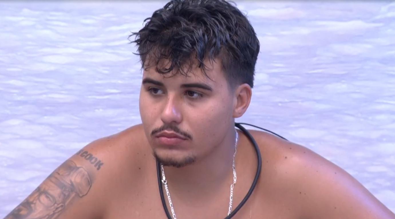 Pedro do BBB 26 na piscina da casa do reality.