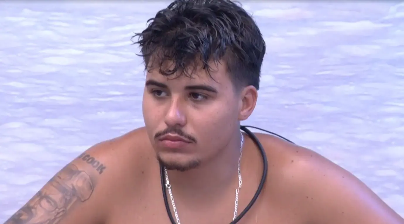 Pedro do BBB 26 na piscina da casa do reality.