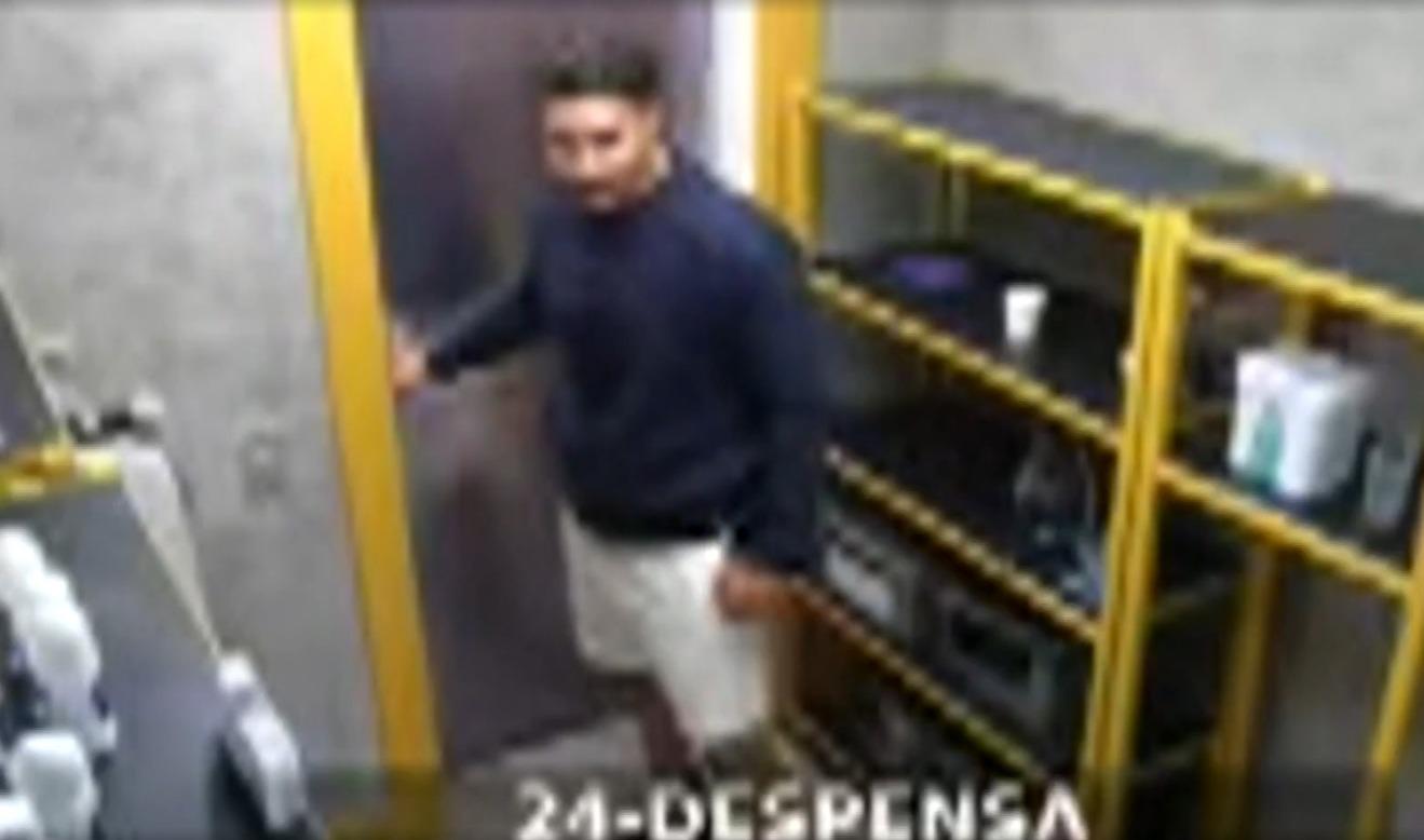 Pedro fecha a porta da despensa da casa do BBB antes de importunar Jordana.