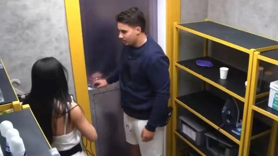 Pedro fecha a porta da despensa da casa do BBB antes de importunar Jordana.