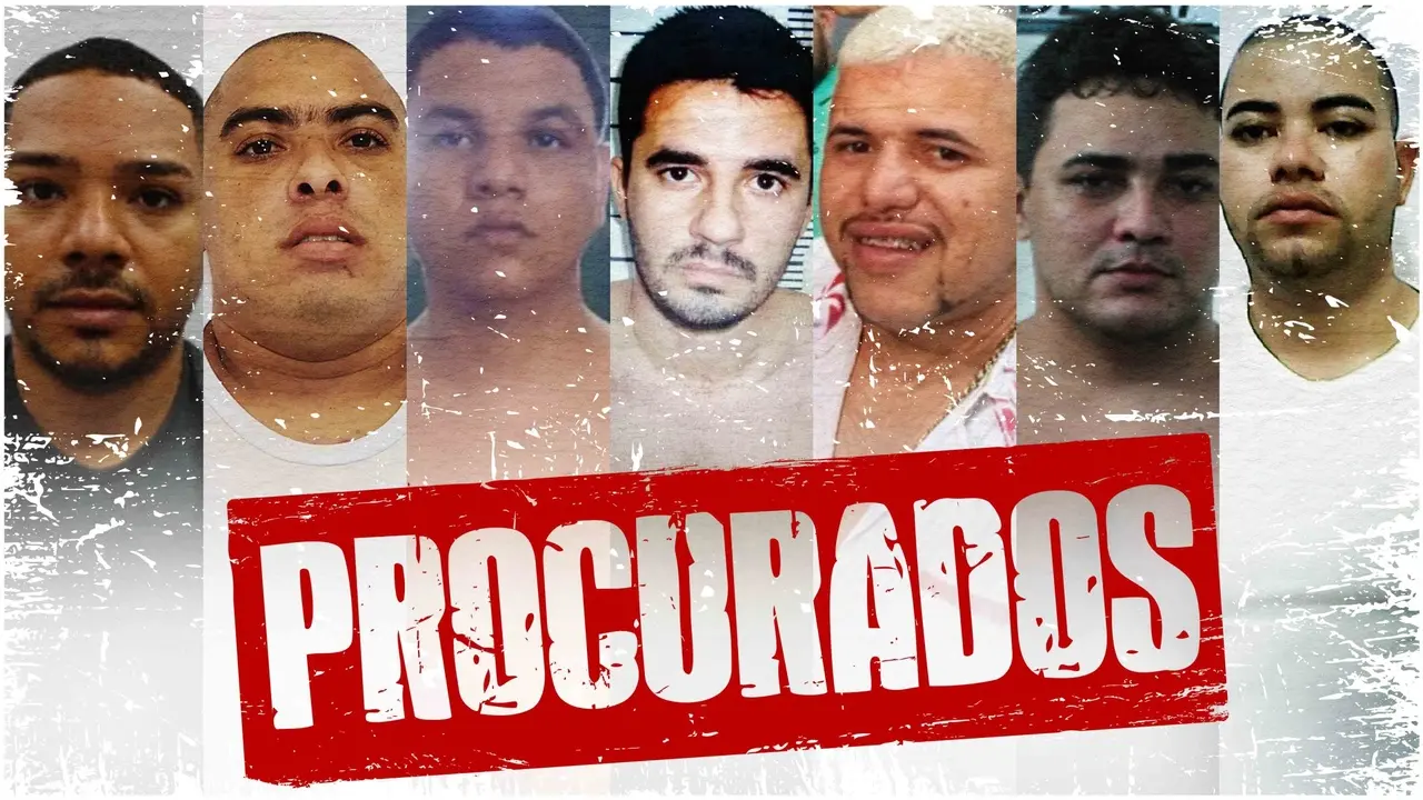 Grupo de homens com aparência séria segurando uma faixa que diz 'Procurados', em um fundo com efeito envelhecido. Imagem relacionada a pessoas procuradas pela justiça.