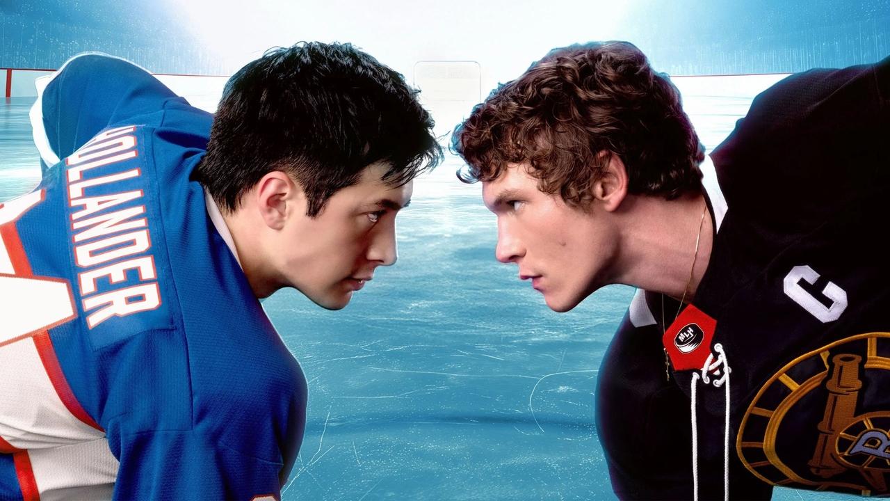 Dois jogadores de hóquei encaram-se intensamente de perfil, quase encostando os rostos, em uma composição que destaca a rivalidade sobre o gelo azulado de uma arena. O atleta à esquerda veste um uniforme azul com o nome HOLLANDER, enquanto o da direita usa um uniforme preto com o escudo de um canhão, ambos em uma atmosfera vibrante e competitiva. A imagem divulga a série Heated Rivalry.