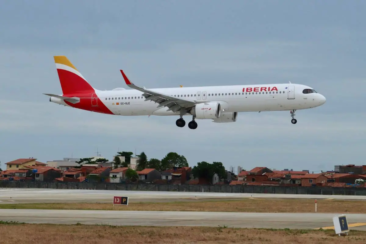 Avião da Iberia decolando.