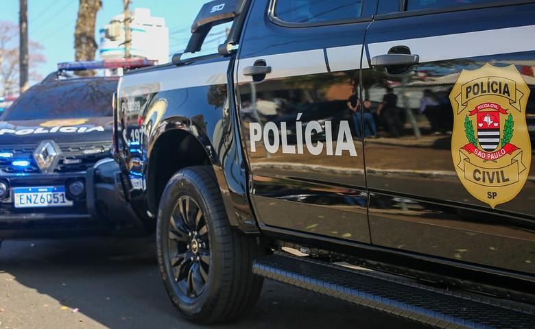 Viaturas da Polícia Civil de São Paulo.