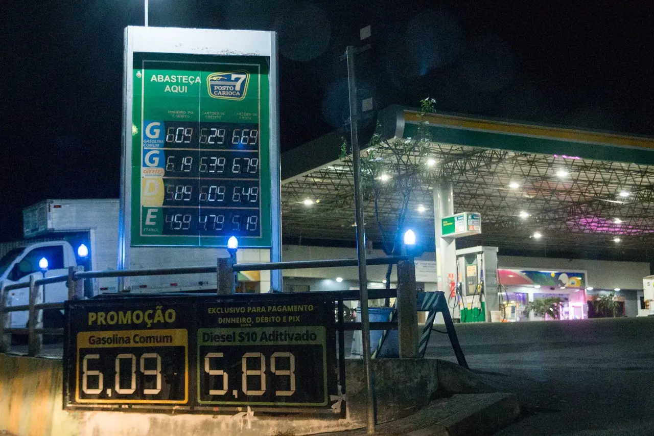 Fachada de posto de combustível com destaque para placa de valores em que gasolina está R$ 6,09.