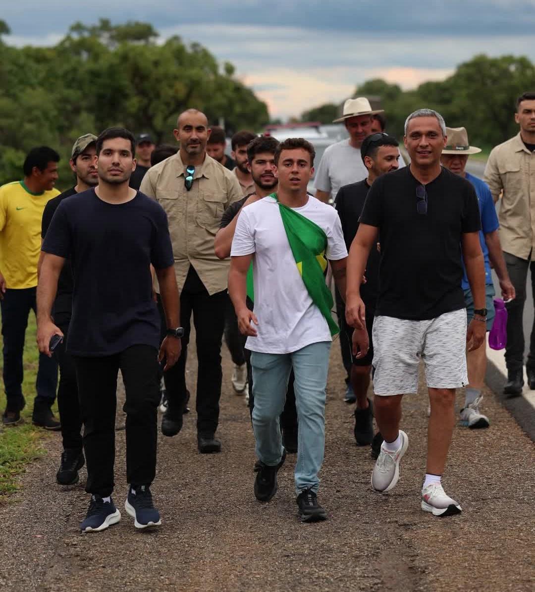 Foto dos deputados federais André Fernandes e Nikolas Ferreira durante a 
