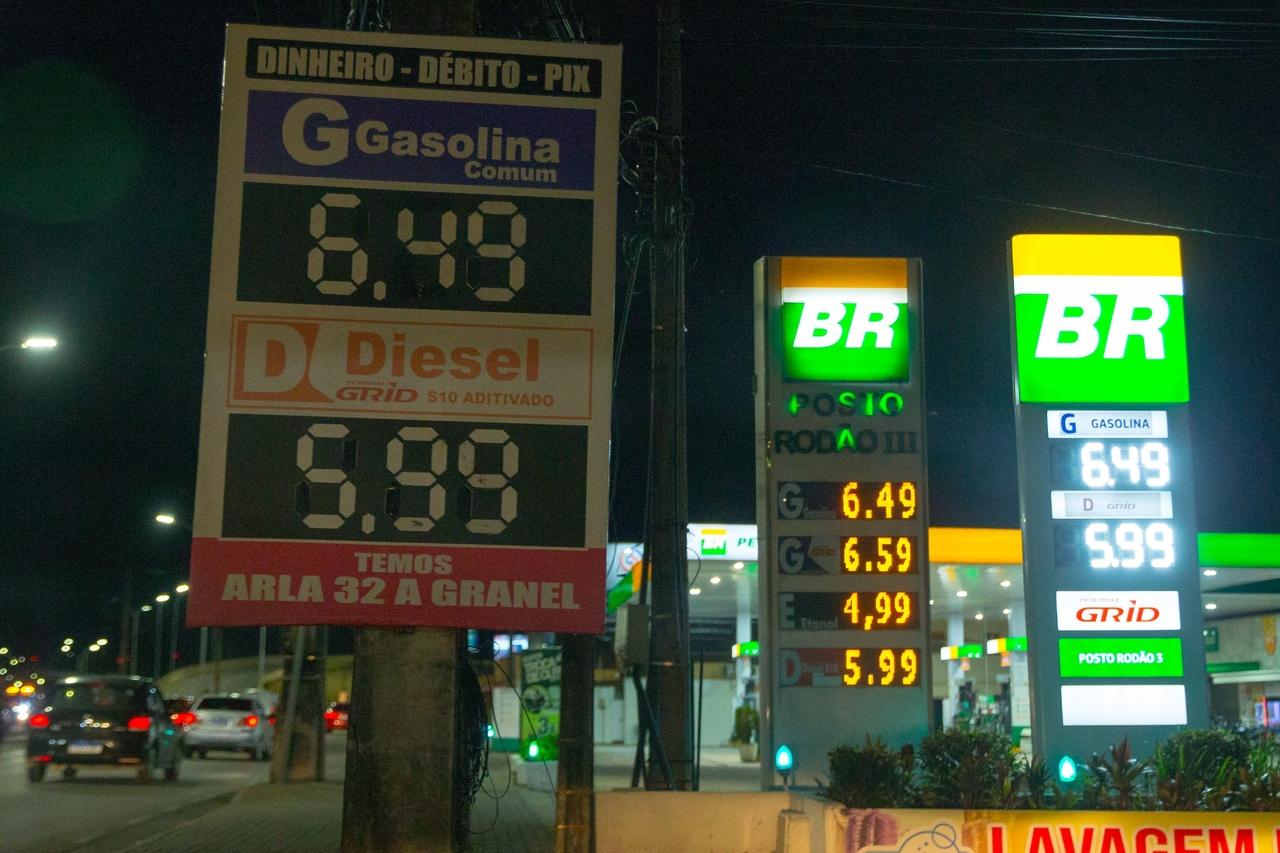 imagem mostra posto BR em Fortaleza com as placas de preços da gasolina, etanol, diesel.