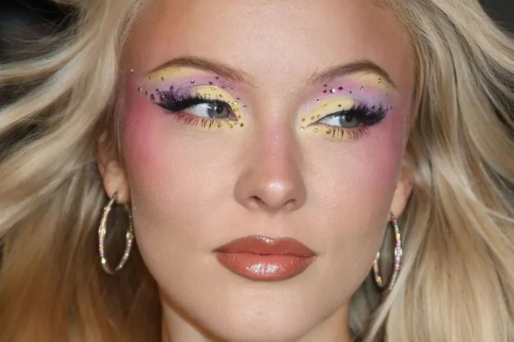 Maquiagens da Midnight Sun Tour, da cantora Zara Larsson, ecoam retorno dos anos 2000.
