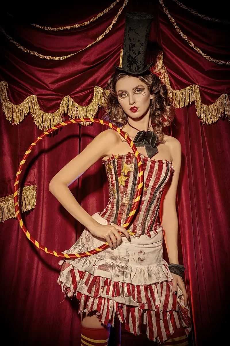 Roupas com listras e acessórios circenses compõem look para o Carnaval.