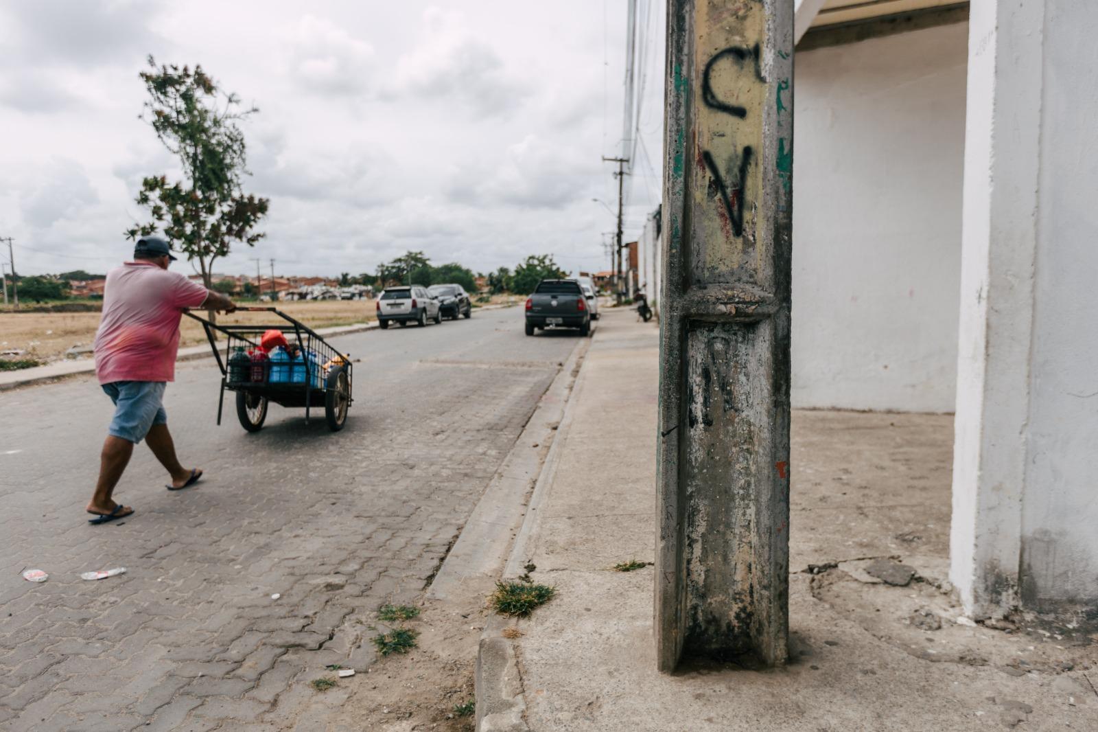 poste pichado sigla cv, comando vermelho, homem passando.