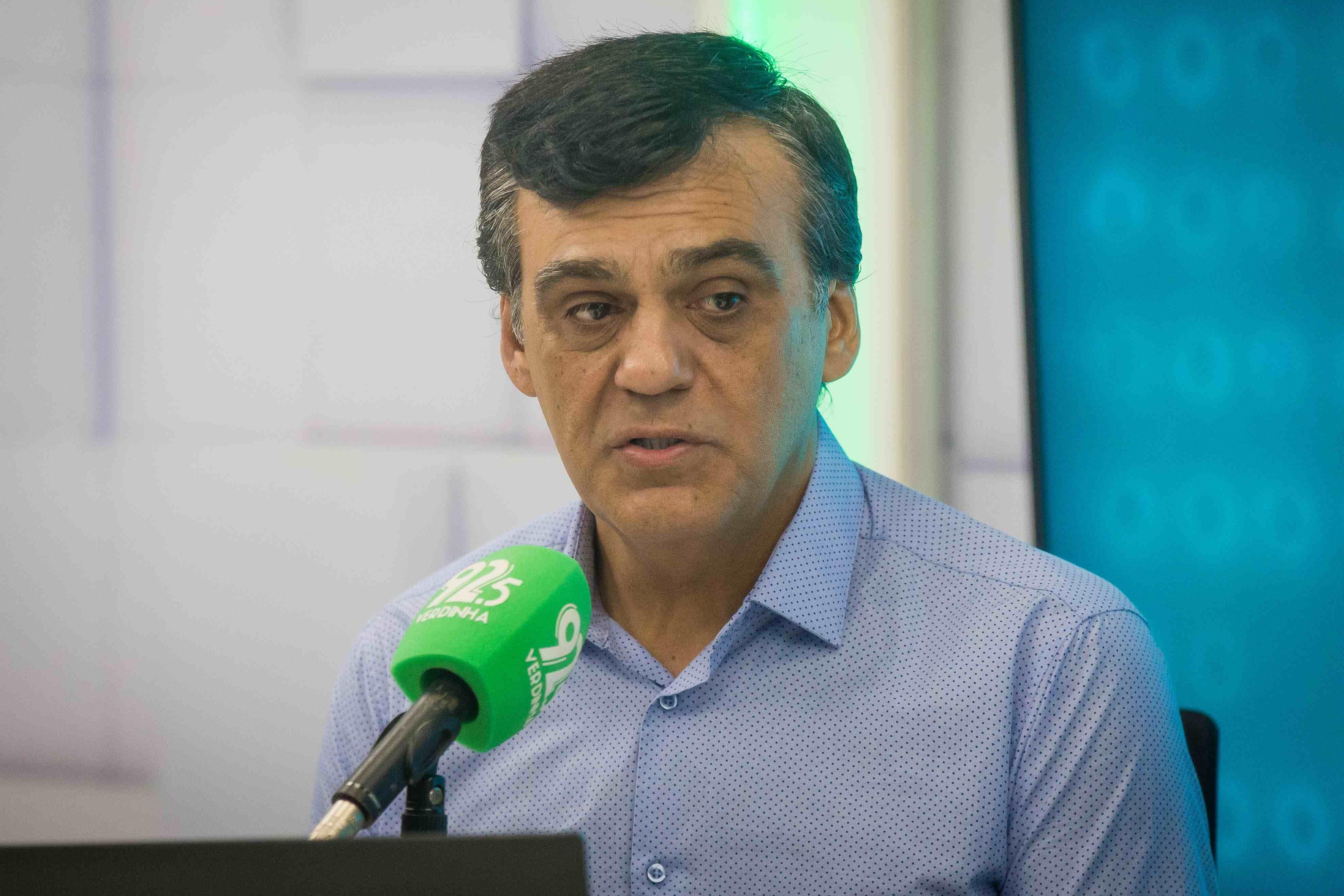 Prefeito Naumi Amorim no programa 'Conexão Verdinha' da Verdinha FM. Ele aparece sentado na frente de um microfone.