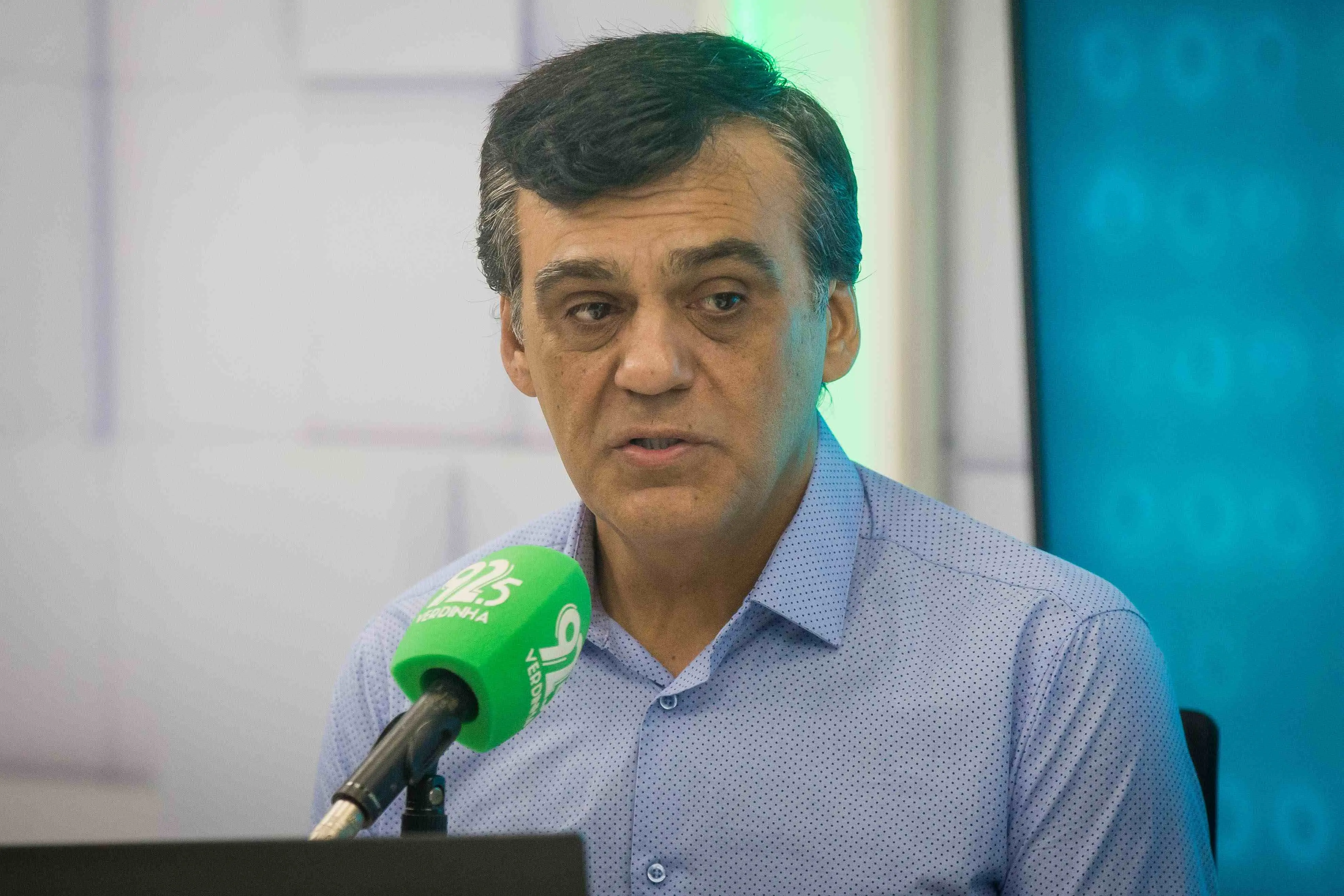 Prefeito Naumi Amorim no programa 'Conexão Verdinha' da Verdinha FM. Ele aparece sentado na frente de um microfone.