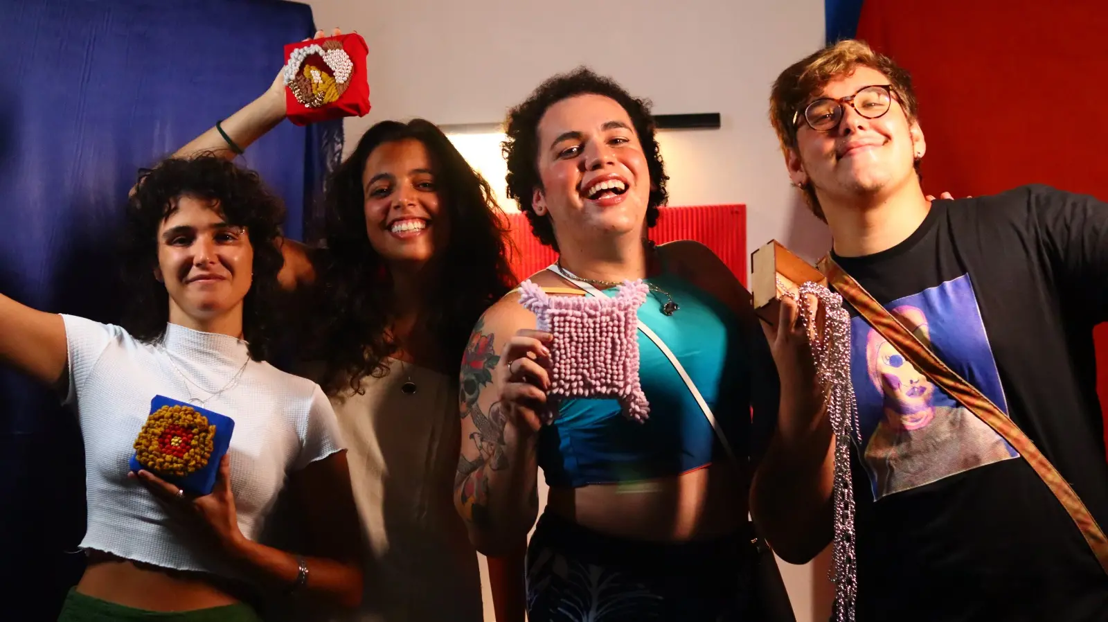 Na foto Mariah Duarte, Rafaela Vasconcelos, Bárbara Banida e Arrudas Maria segurando suas obras.