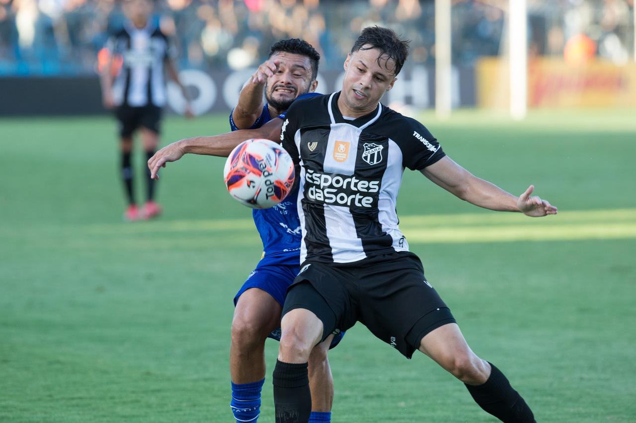 Matheus Araújo disputa bola com Talisson Calcinha