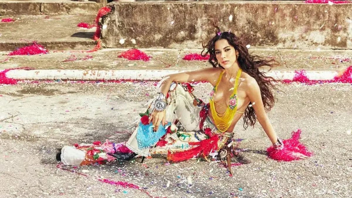 Tops de miçanga, que foram sucesso em 2025, seguem fortes em 2026. Na foto, a cantora Marina Sena em divulgação do EP 'Marinada'.