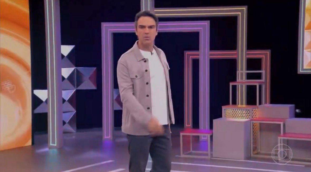 Tadeu Schmidt apresentando o reality.