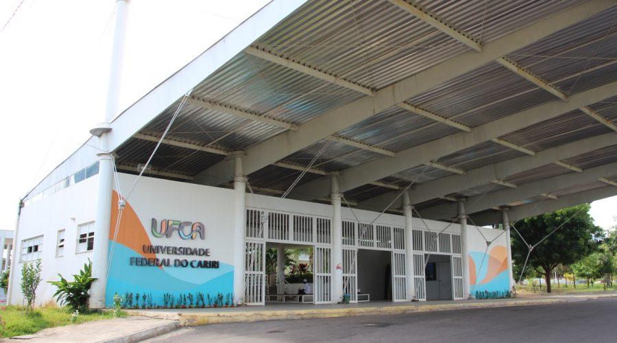 Instituição da Universidade Federal do Cariri (UFCA) com estrutura moderna e ampla, localizada na região do Cariri. Edifício com fachada branca e detalhes coloridos.