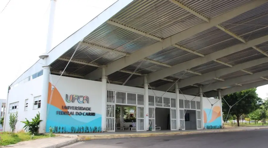 Instituição da Universidade Federal do Cariri (UFCA) com estrutura moderna e ampla, localizada na região do Cariri. Edifício com fachada branca e detalhes coloridos.