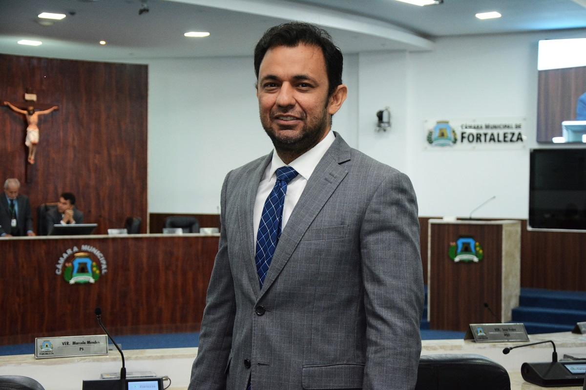 Foto do vereador PP Cell, no plenário da Câmara de Fortaleza.