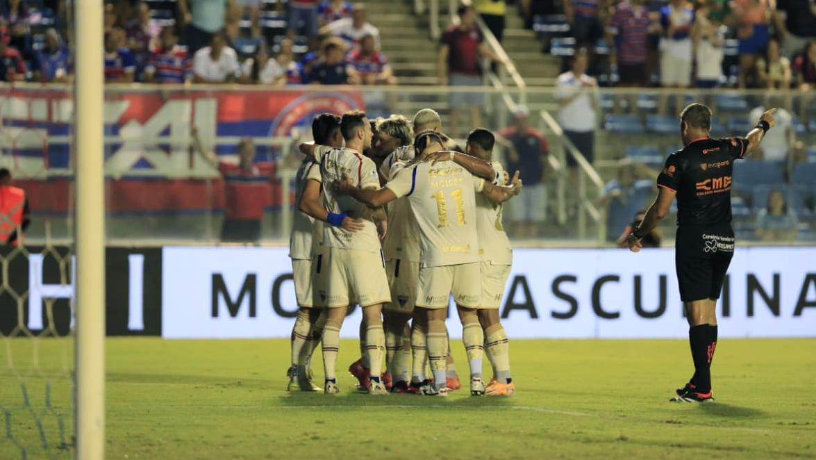 Elenco do Fortaleza comemora gol