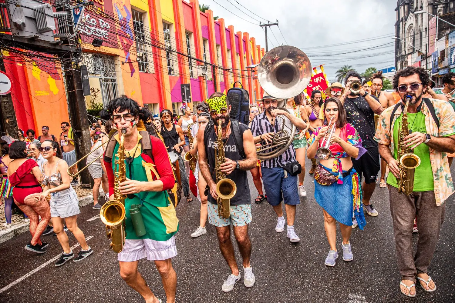 grupo de foliões tocando instrumentos musicais no meio da rua, durante o carnaval. imagem ilustra conteúdo sobre segurança durante o carnaval.