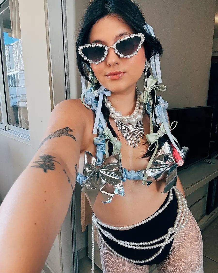 Biquínis podem ser base do look ou parte de sobreposições.