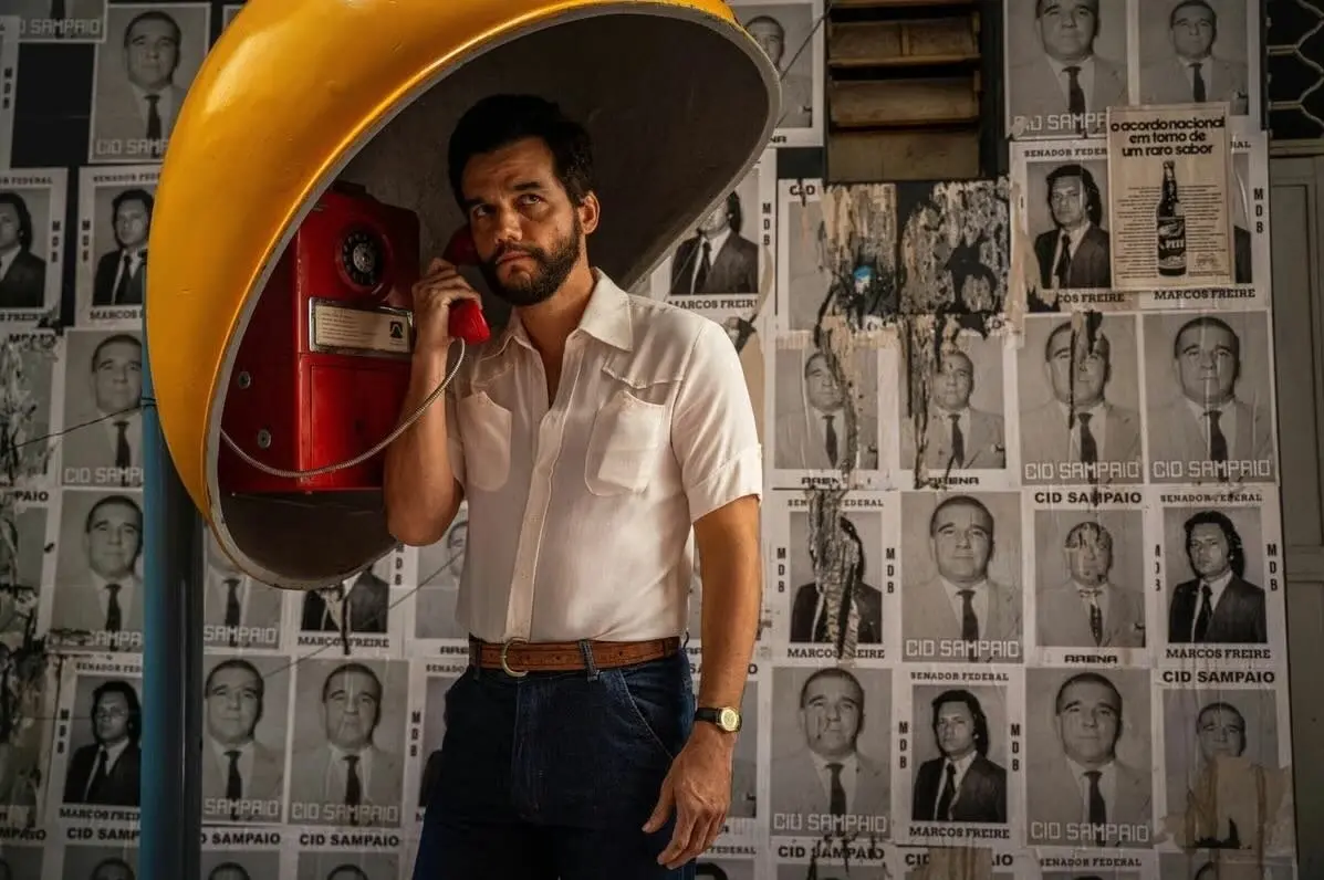 Caracterizado com o protagonista do filme, Wagner Moura utiliza um telefone orelhão amarelo.