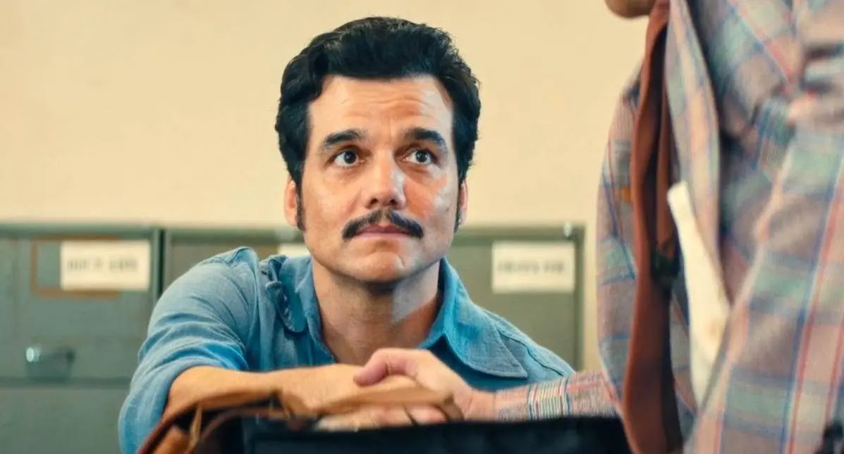 Wagner Moura como Marcelo em cena do filme O Agente Secreto.