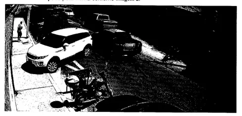 imagem preto e branco mostrando carro e motos dia do crime.