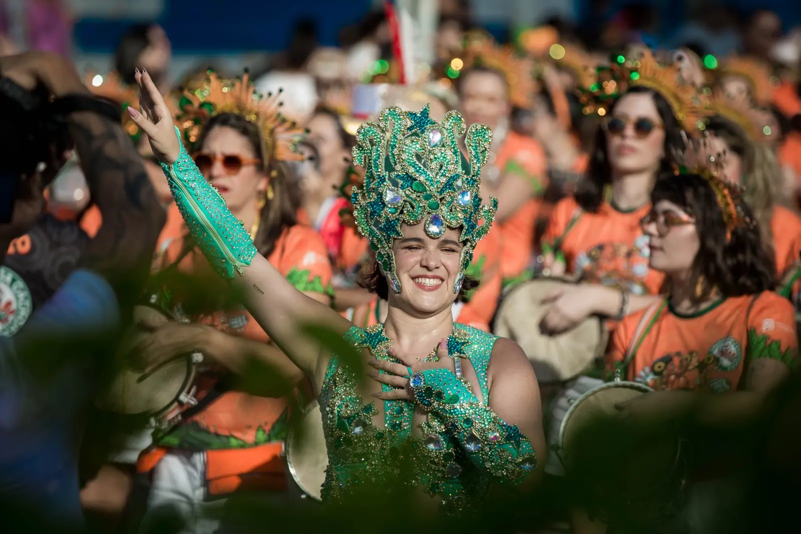Foliões pulando carnaval.