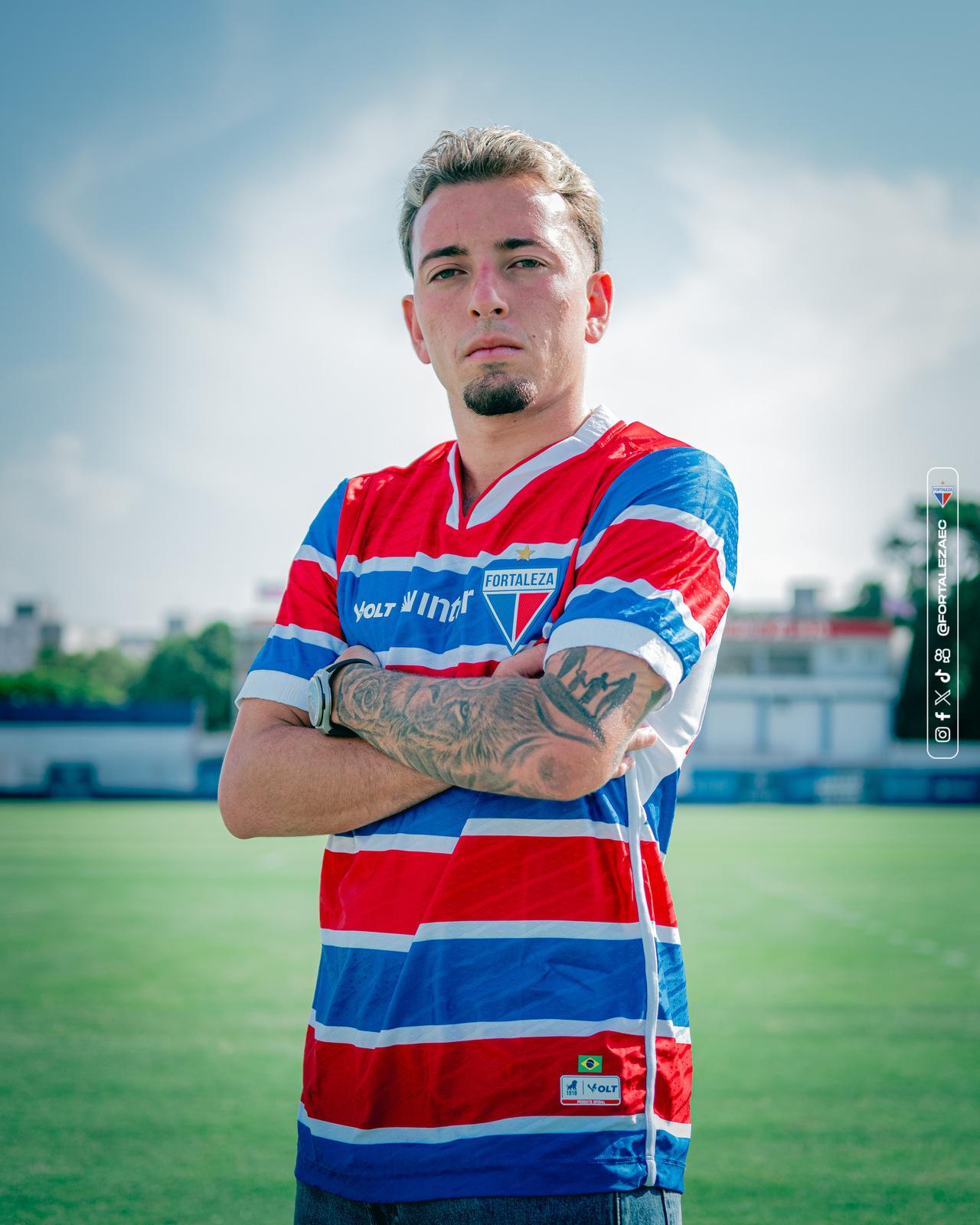 Ryan posa com a camisa do Fortaleza