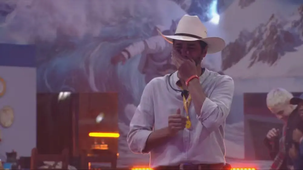 Imagem mostra o participante do BBB 26 Alberto Cowboy chorando ao se emocionar ao conferir decoração da primeira festa do líder do BBB 26, feita em sua homenagem e relembrando cidade mineira onde nasceu e cresceu.