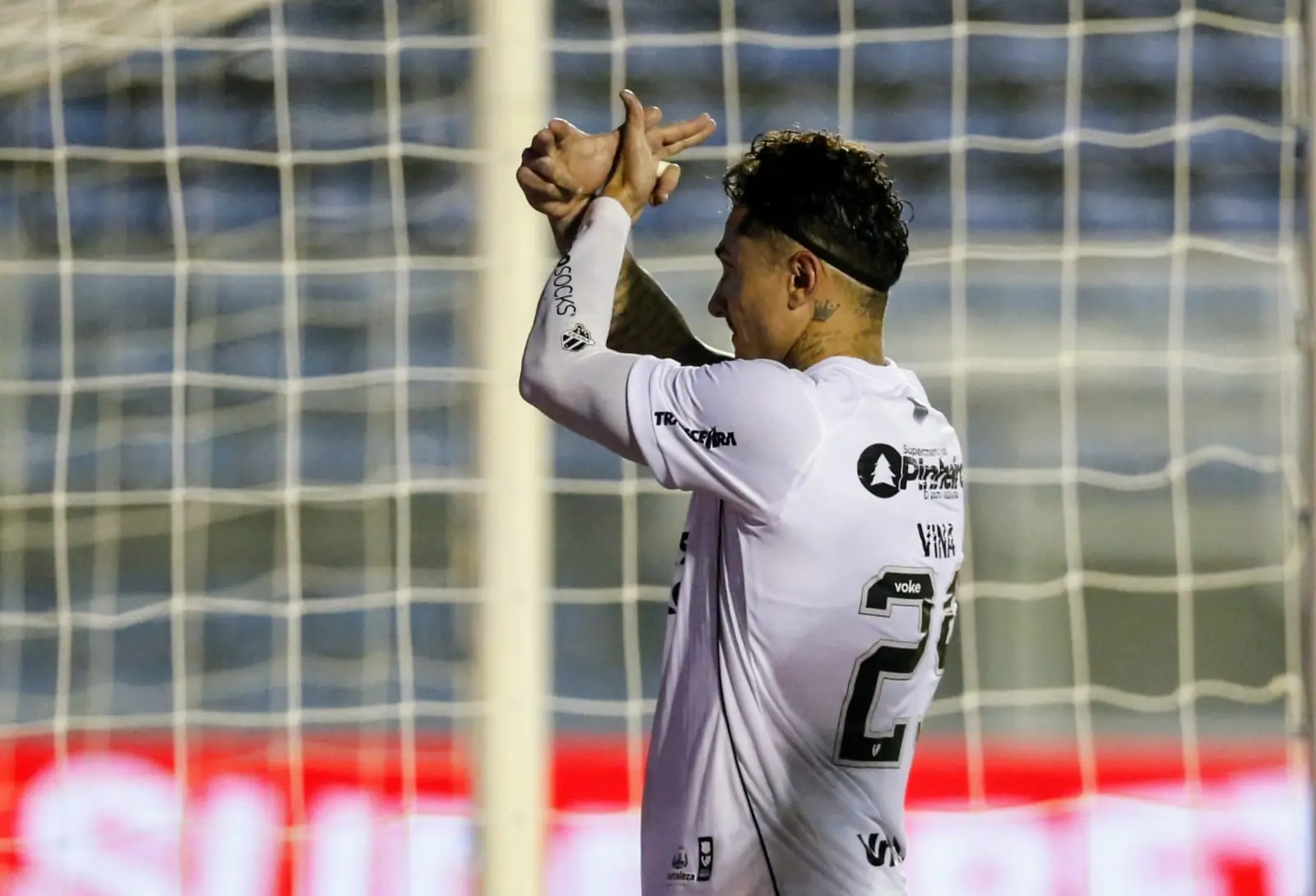 Vina comemora gol pelo Ceará