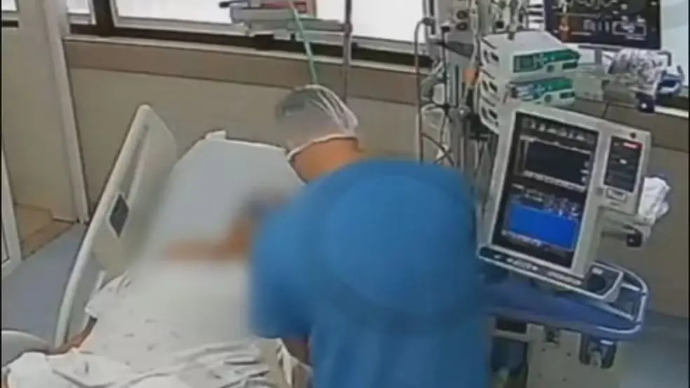 Imagem mostra técnico de enfermagem preso ao lado de leito de paciente que morreu em hospital do DF.