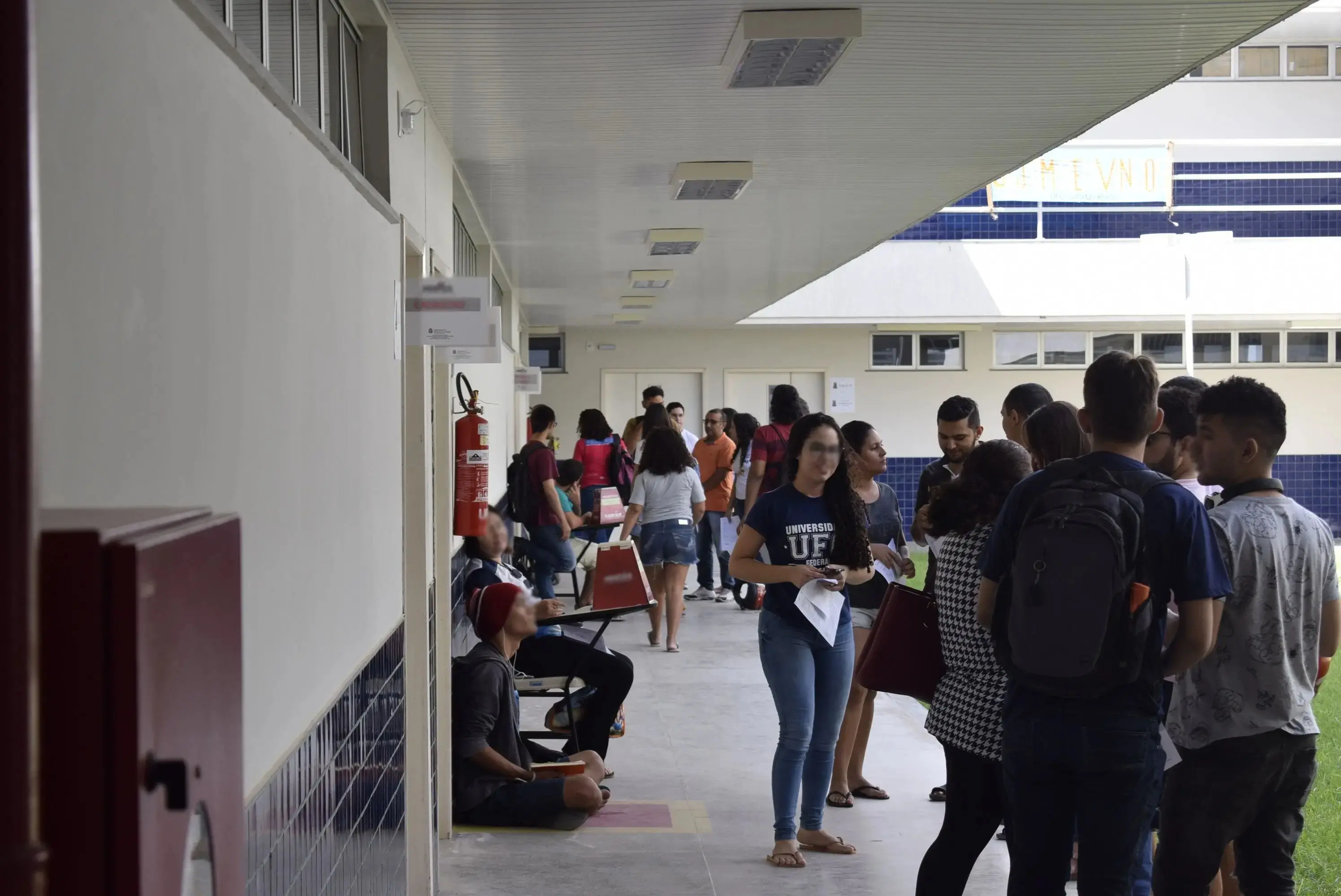 Um grupo de estudantes interagindo em um corredor do campus da UFC em Russas.
