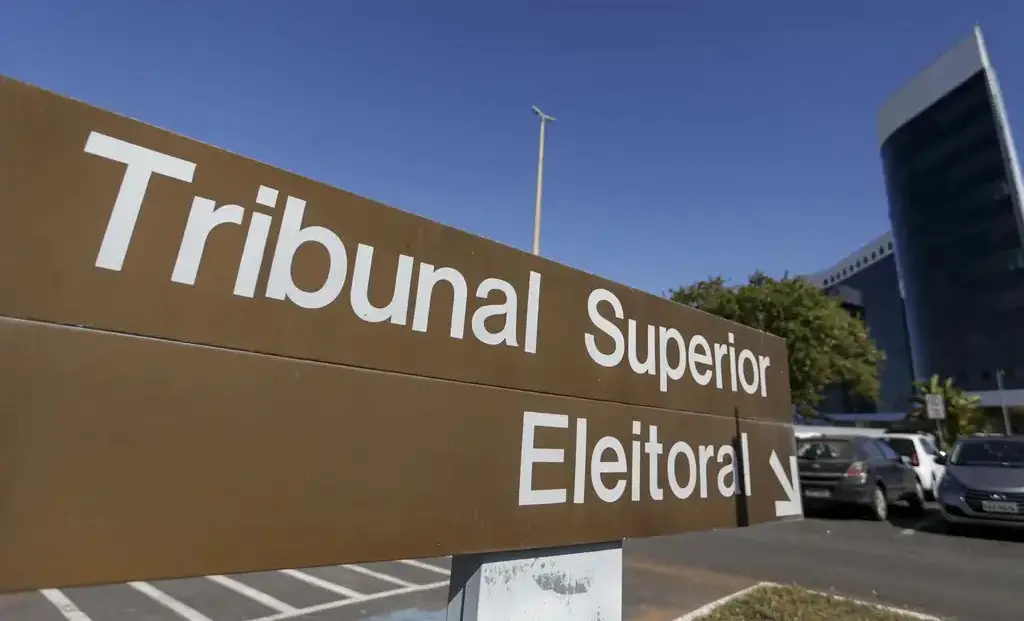 Foto da placa de sinalização do TSE, em Brasília.