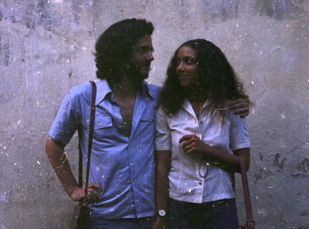 Wagner Moura e Alice Carvalho em cena de O Agente Secreto.