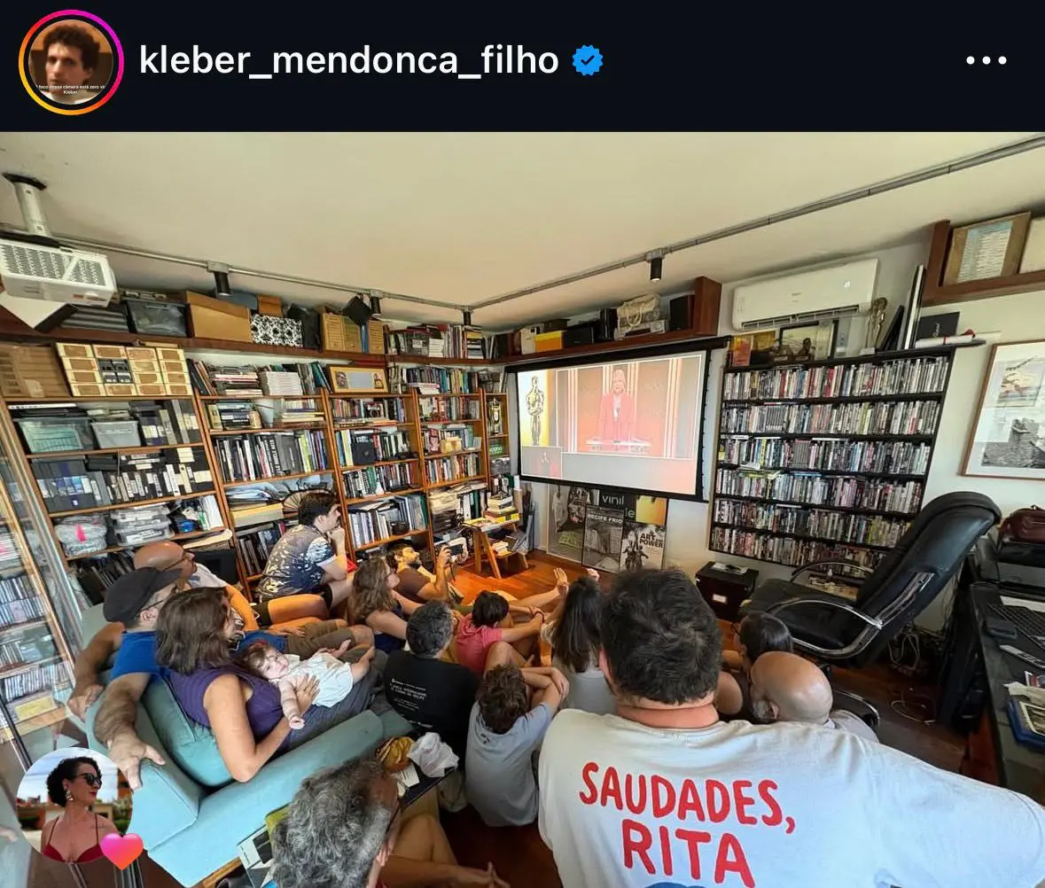 Postagem do diretor Kleber Mendonça Filho. Na foto, ele e amigos assistem à cerimônia de indicações para o Oscar.