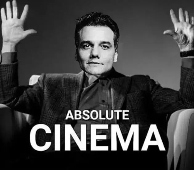 Montagem de Wagner Moura com as mãos para cima e o texto 'absolute cinema' embaixo.