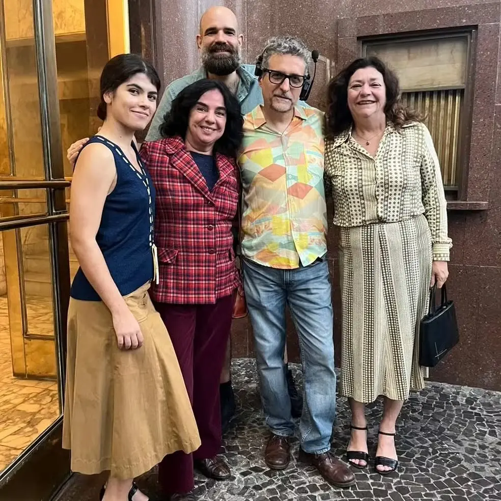 Mariza com o diretor Kleber Mendonça e parte do elenco em foto pessoal.